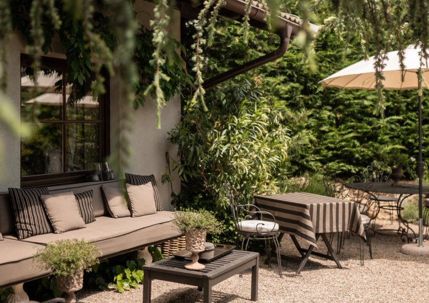 Großer romantischer Garten mit vielen Nischen im kleinen & feinen Erwachsenenhotel Südtirol oberhalb von Meran