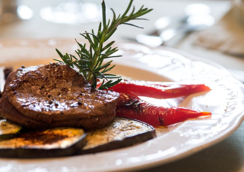 Rindsmedaillon mit gegrilltem Gemüse im Chalet Gravenstein bei Meran