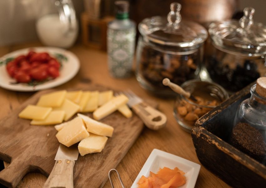 Parmesanspäne und Gartentomaten im Bistro des kleinen und feinen Gourmethotels Gravenstein in Dorf Tirol